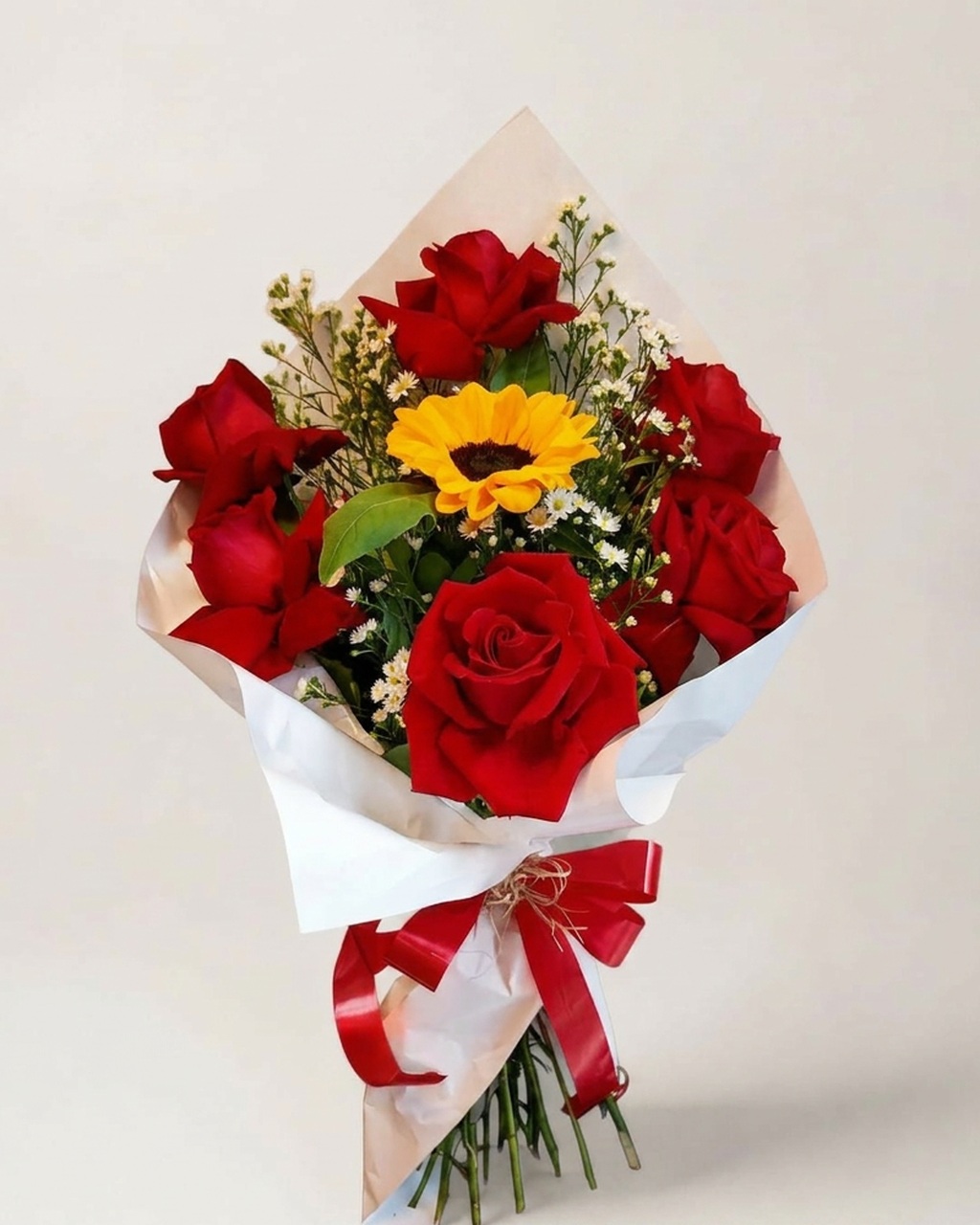 Buquê de rosas com um girassol