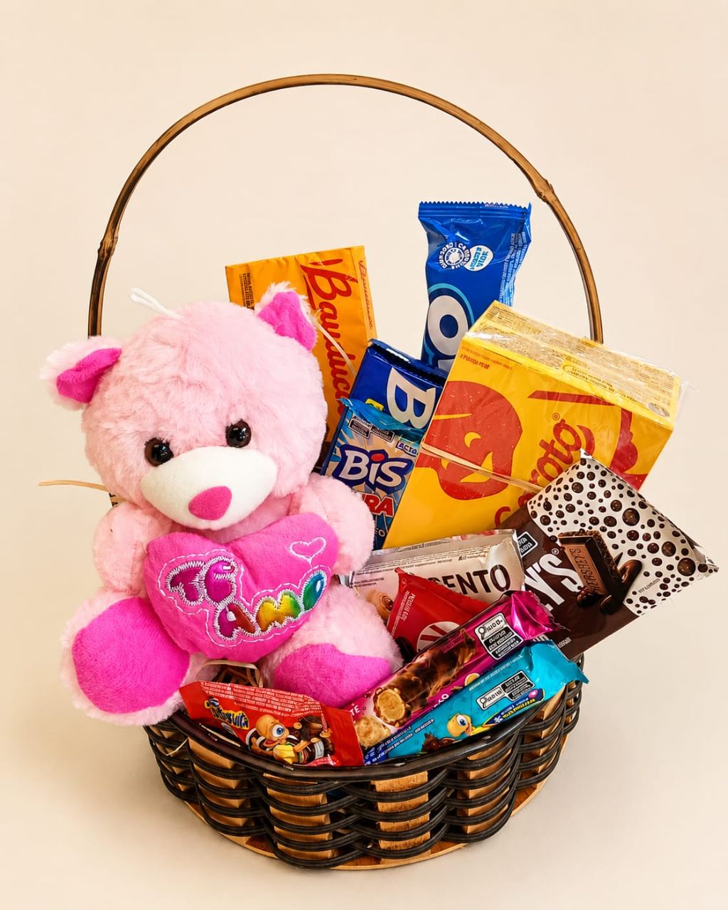 Cesta de vime com chocolates variados e ursinho rosa Te Amo