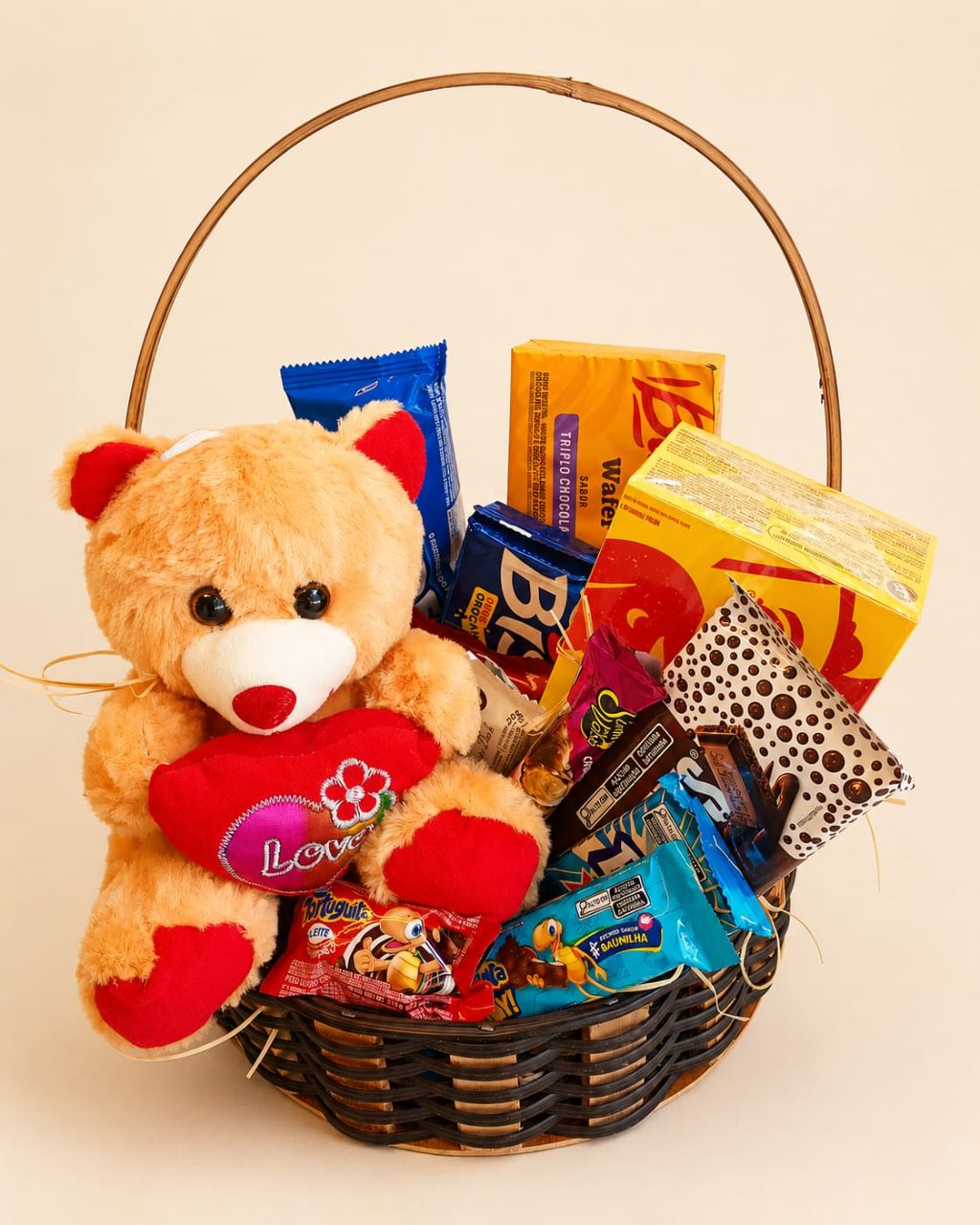 Cesta de vime com chocolates variados e ursinho bege Love