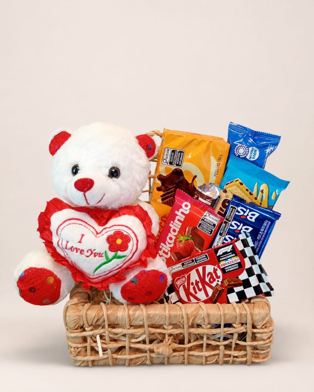 Cesta de palha com chocolates variados e ursinho I Love You